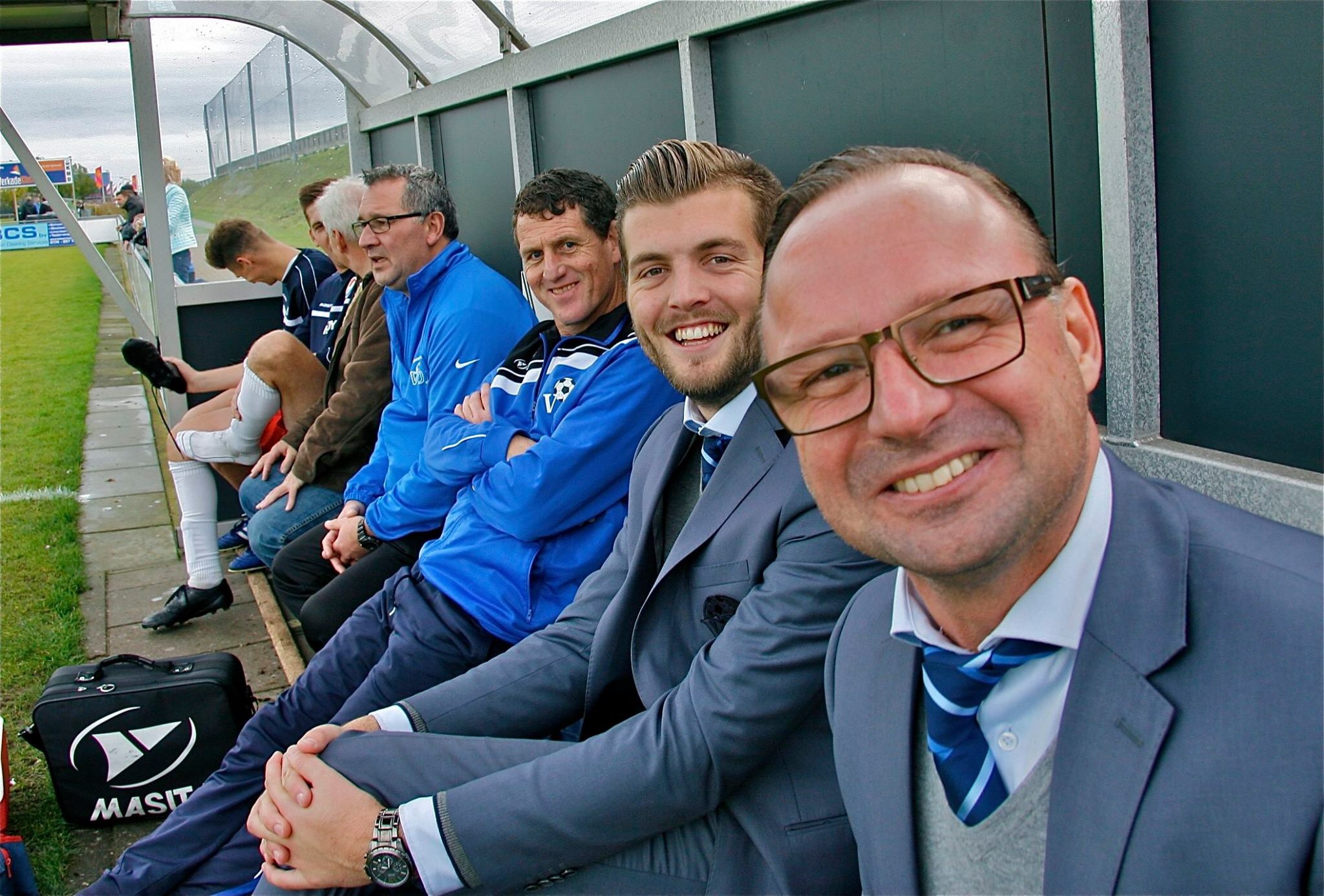 Altijd sfeer op de bank van VDL, achterin links Jan Bekker, naast hem team-manager Hans Luttikhuis, verzorger Henny Brinkman, de coaches Glenn vd Kraan en Arwin Verburgh