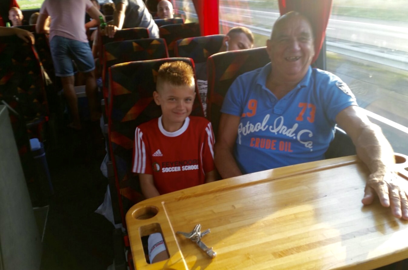 Henk Rijgersberg met kleinzoon 3 uur lang in de bus mee