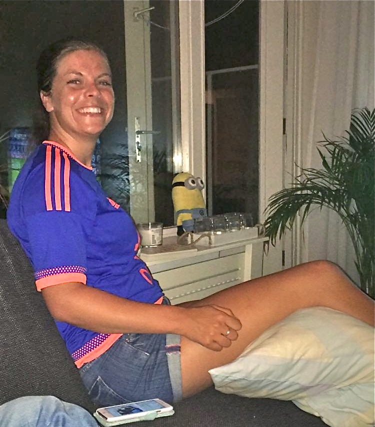 Ilona kan nog lachen, maar dat is vooral omdat ze een Feyenoordshirt aan heeft en haar cluppie bovenaan staat...