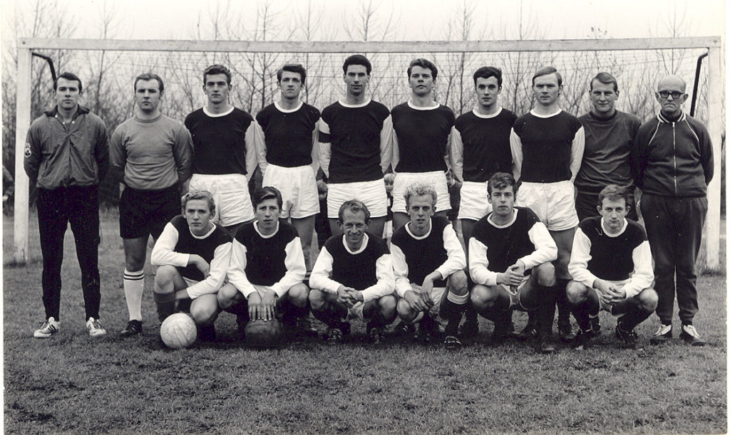 Ger van Duikeren, 5e van rechts staand, tussen Leo vd Maarel (r.) en Cees Koudijzer (l.) in. Dit was een geweldig eerste elftal in de jaren zestig.